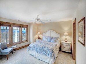 3 slaapkamers, een strijkplank/strijkijzer, gratis wifi, beddengoed