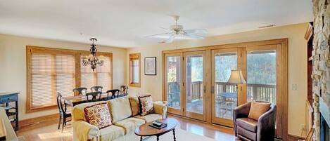 Televisie en een open haard