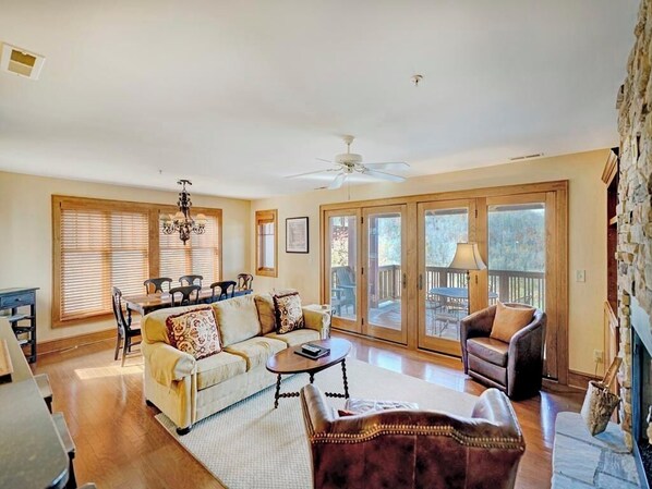 Een televisie en een open haard