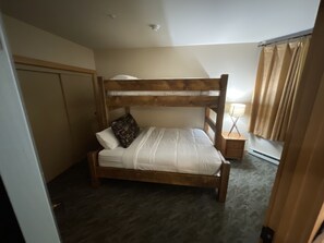 2 habitaciones, tabla de planchar con plancha, wifi y ropa de cama 