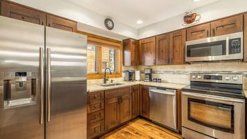 Een koelkast, een microgolfoven, een oven, een kookplaat