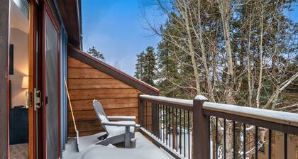 Ski In / Walk to Lifts & Town, wunderschön renoviertes Stadthaus w / Garage! Pool / Wannen