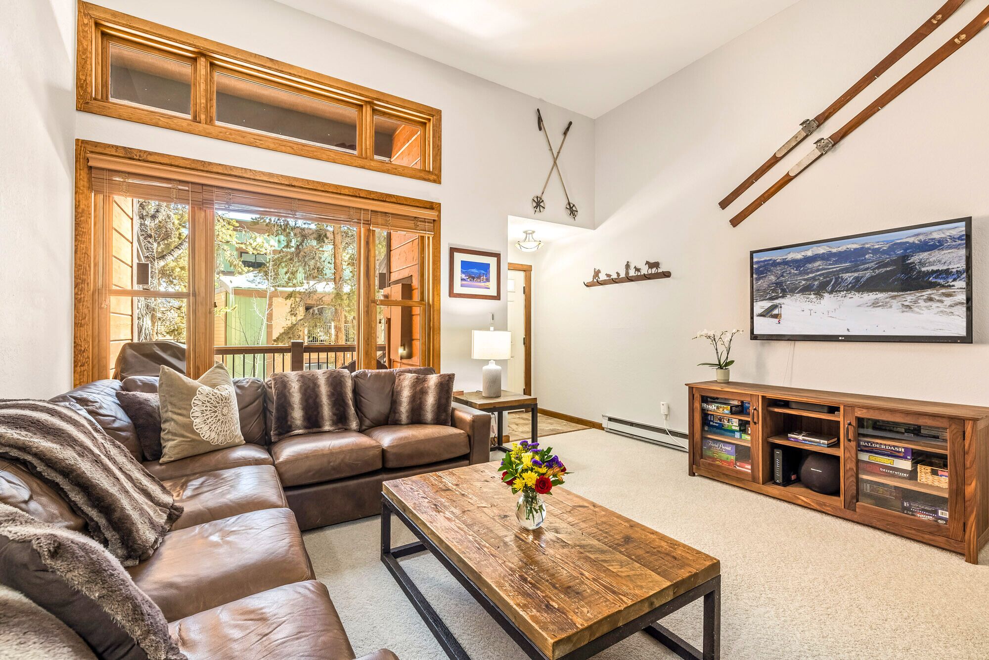 Smart-TV, peis, bøker og stereoanlegg