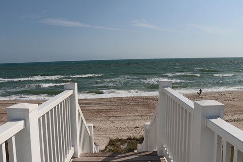 Emerald Isle Oceanfront 5 makuuhuoneen 1/2 paritalohuoneisto, oma uima-allas (Vuokraa molemmat puolet isommille ryhmille)