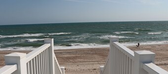 Emerald Isle Oceanfront 5 makuuhuoneen 1/2 paritalohuoneisto, oma uima-allas (Vuokraa molemmat puolet isommille ryhmille)