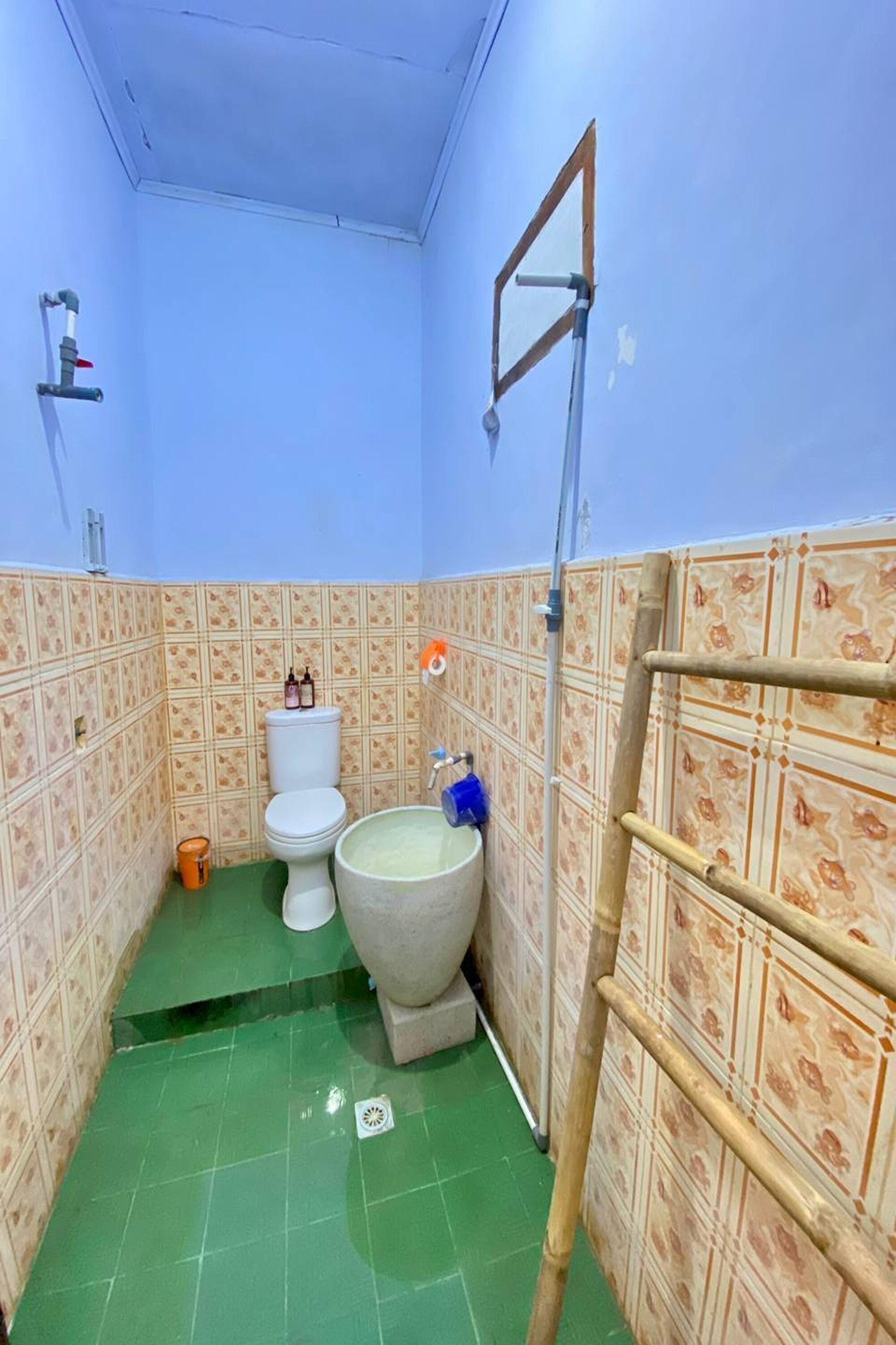 Un baño pequeño con inodoro, bidé y zona de ducha.
