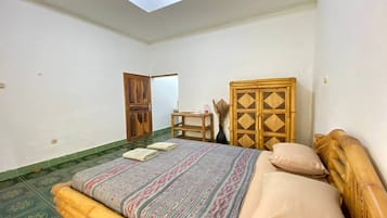 Habitación doble estándar (with AC) | Escritorio y ropa de cama
