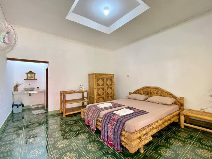 Standard Double Room with Fan | Desk, bed sheets