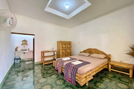 Standard Double Room with Fan | Desk, bed sheets. Duyung Rooms and Resto