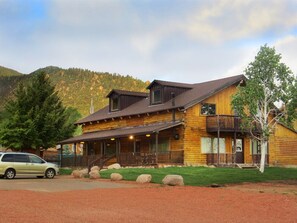 Exterior - Refreshing Reunions, Relaxing Retreats, Room For Everyone! (Pine Valley)