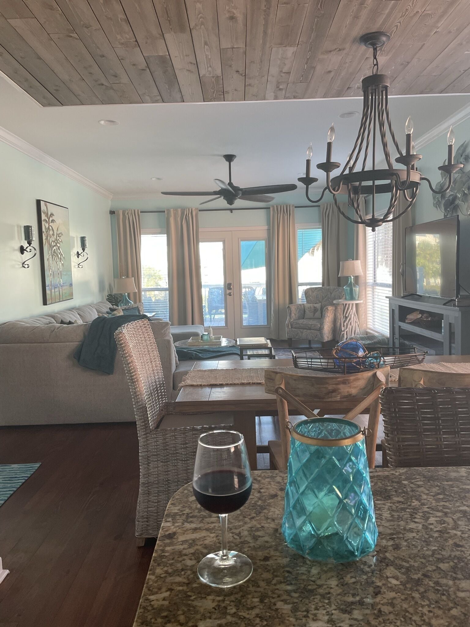 Een smart-tv, een dvd-speler en boeken