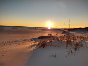 在海滩、沙滩椅