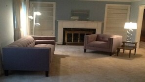 Smart-TV, peis, DVD-spiller og bordtennis