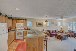 Lavavajillas, cafetera y tetera, utensilios de cocina y comedor 