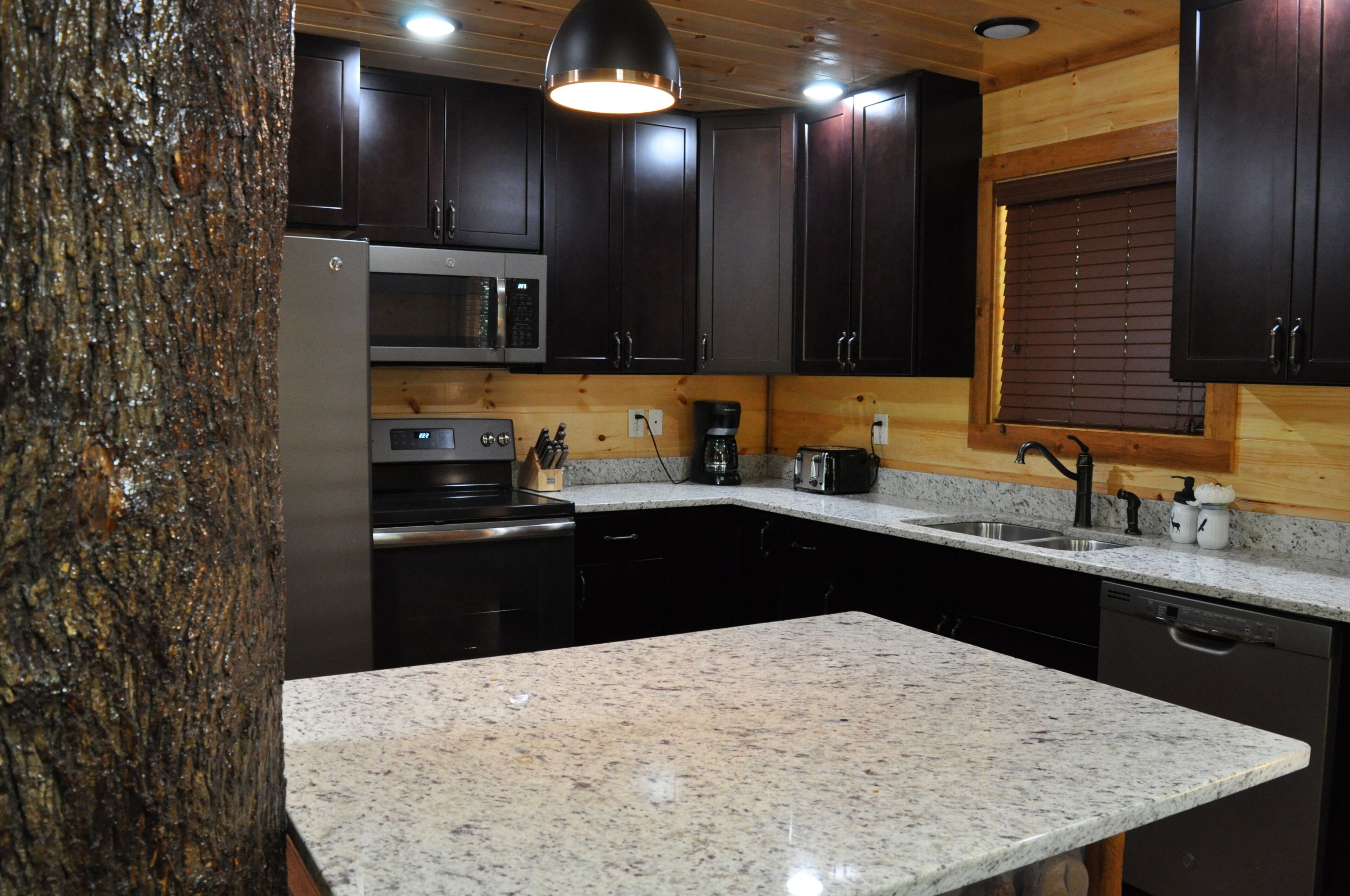 Feels Like Home: Adorable, cabin right in the heart of it all!