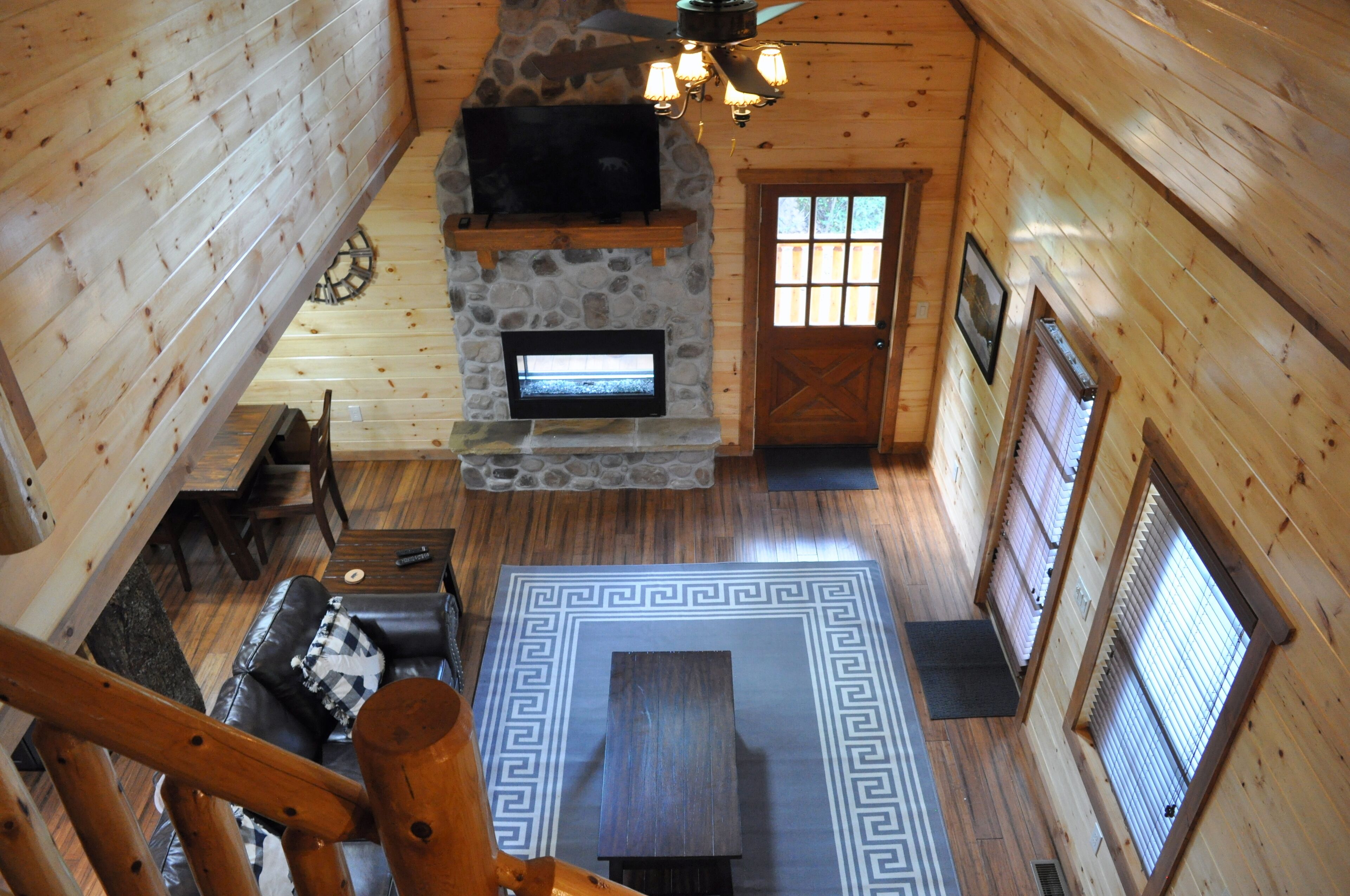 Feels Like Home: Adorable, cabin right in the heart of it all!