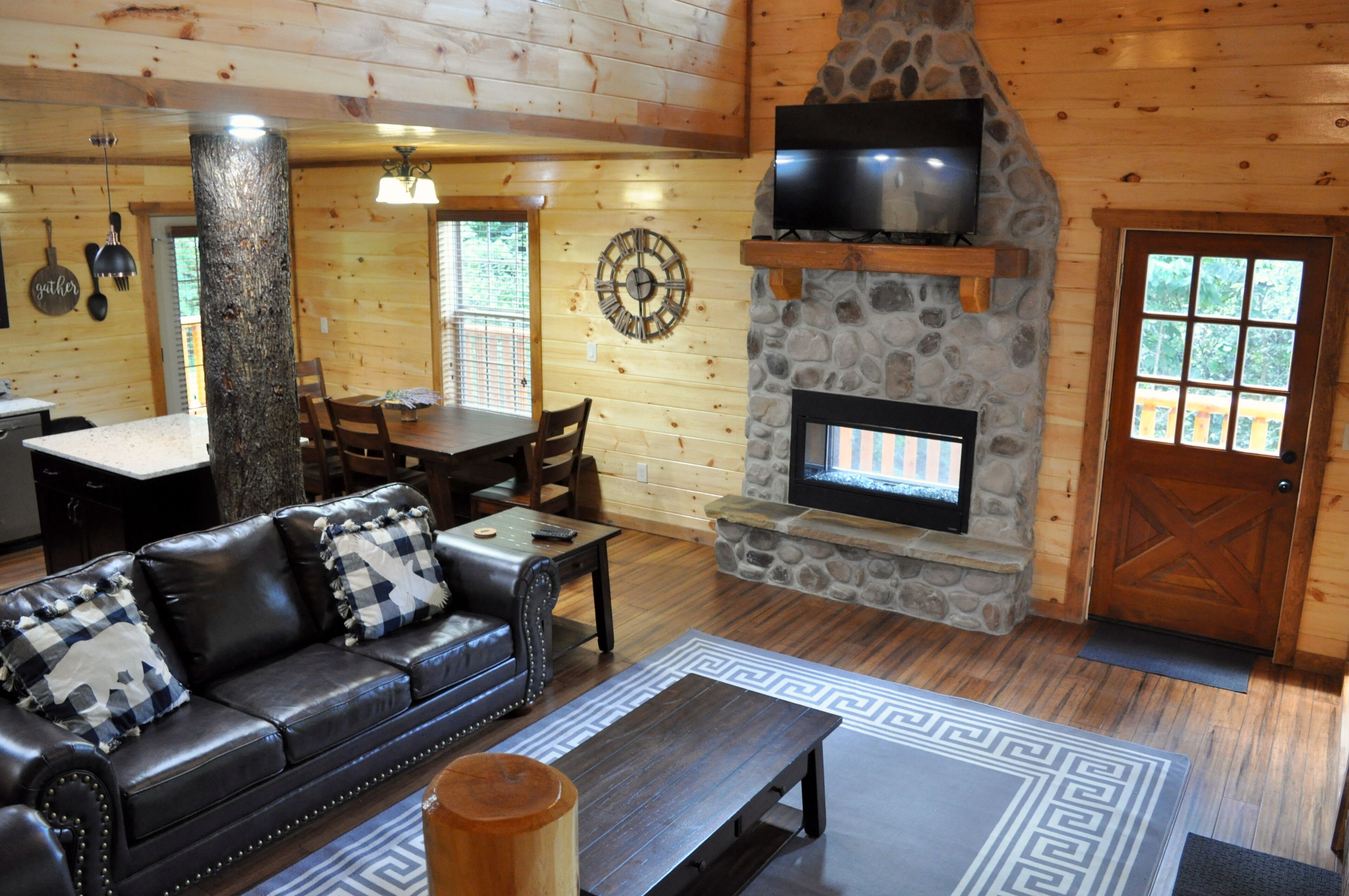 Feels Like Home: Adorable, cabin right in the heart of it all!