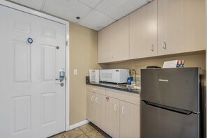 Kühlschrank, Mikrowelle, Wasserkocher mit Kaffee-/Teezubehör