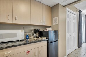 Kühlschrank, Mikrowelle, Wasserkocher mit Kaffee-/Teezubehör