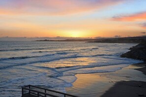 Na praia, espreguiçadeiras, toalhas de praia