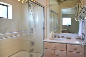 Hair dryer, towels, soap, shampoo - Villa Vista Upper (Santa Cruz)