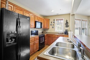 Dishwasher, coffee/tea maker, cookware/dishes/utensils, dining tables