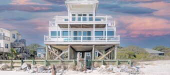 Saylors' Malibu: Stylish Oceanview Home Steps from Folly Beach!