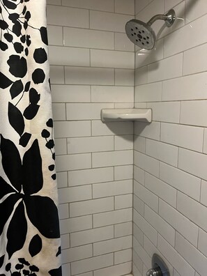 Ducha y bañera combinadas, secador de pelo, toallas y jabón