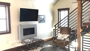 TV connectée, cheminée, livres