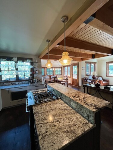 Elk Mökki kaupungissa!  Täydellinen remodel.  Kävele tai pyöräile kaikkeen!