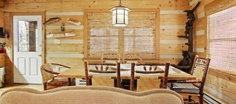 Rainbow's End: Mountain Log Cabin, Pet friendly, Ponds, Wood Burning Fireplace, Close to High Cou...