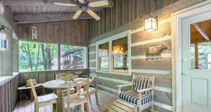 Rainbow's End-Log Cabin, Pet friendly, Ponds, Fireplace, Close to Attractions