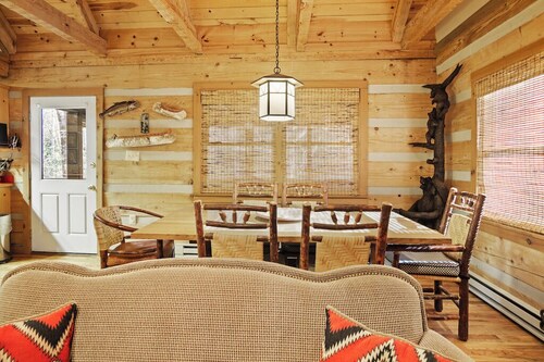 Rainbow's End-Log Cabin, Pet friendly, Ponds, Fireplace, Close to Attractions