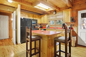 Dishwasher, coffee/tea maker, cookware/dishes/utensils, dining tables