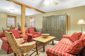 TV - Rainbow's End-Log Cabin, Pet friendly, Ponds, Fireplace, Close to Attractions (Banner Elk)