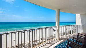 Un balcone con vista sulla spiaggia e sull'oceano.