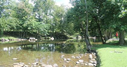 Riverfront Log Cabin 1 1/2 Mile From The Entrance Of The GSM National Park
