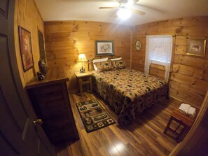 2 bedrooms, free WiFi, bed sheets - Riverfront Log Cabin 1 1/2 Mile From The Entrance Of The GSM National Park (Townsend)