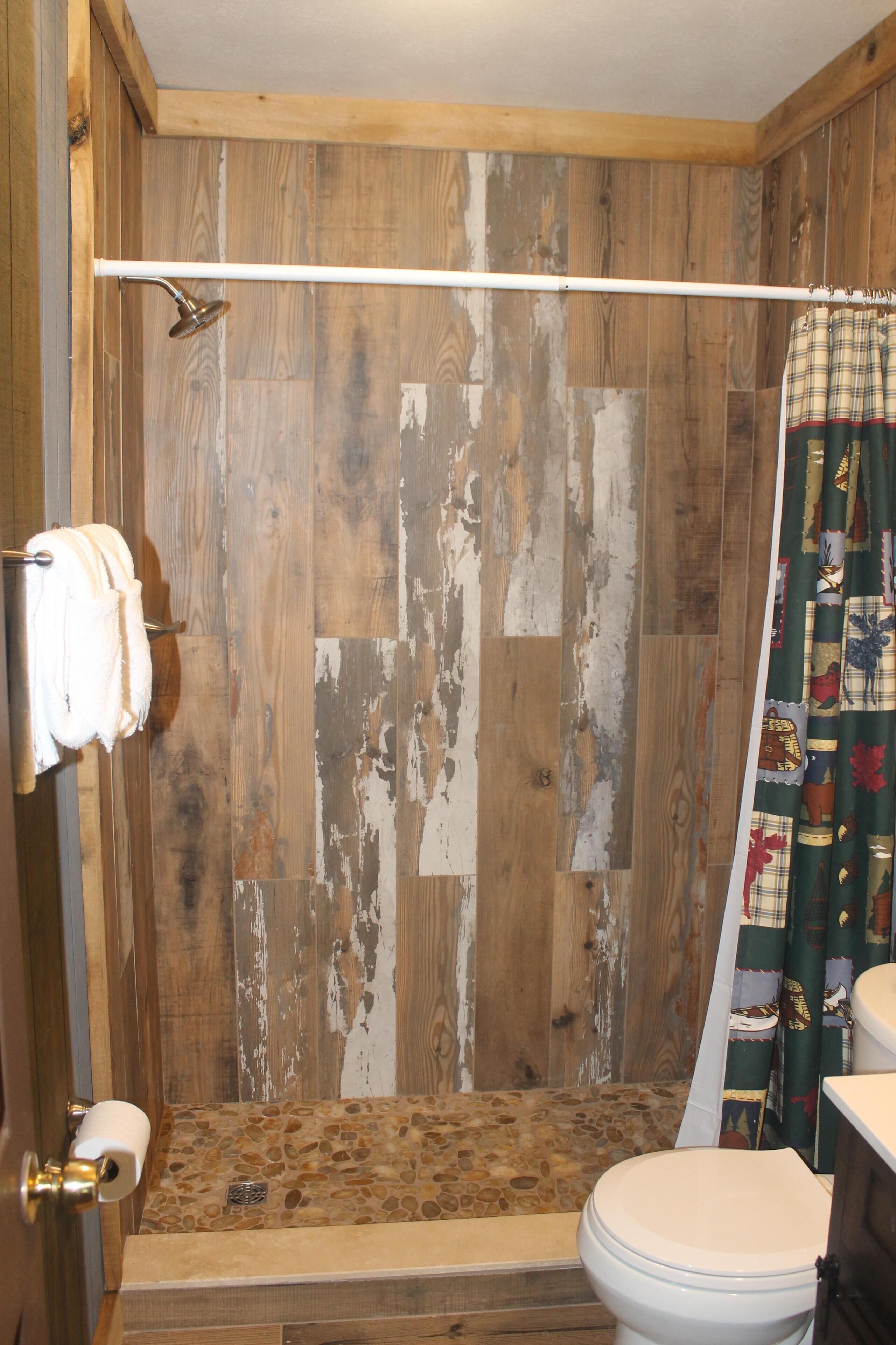 Riverfront Log Cabin 1 1/2 Mile From The Entrance Of The GSM National Park