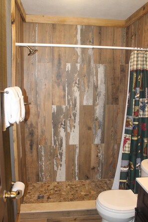 Shower, towels, soap, shampoo - Riverfront Log Cabin 1 1/2 Mile From The Entrance Of The GSM National Park (Townsend)