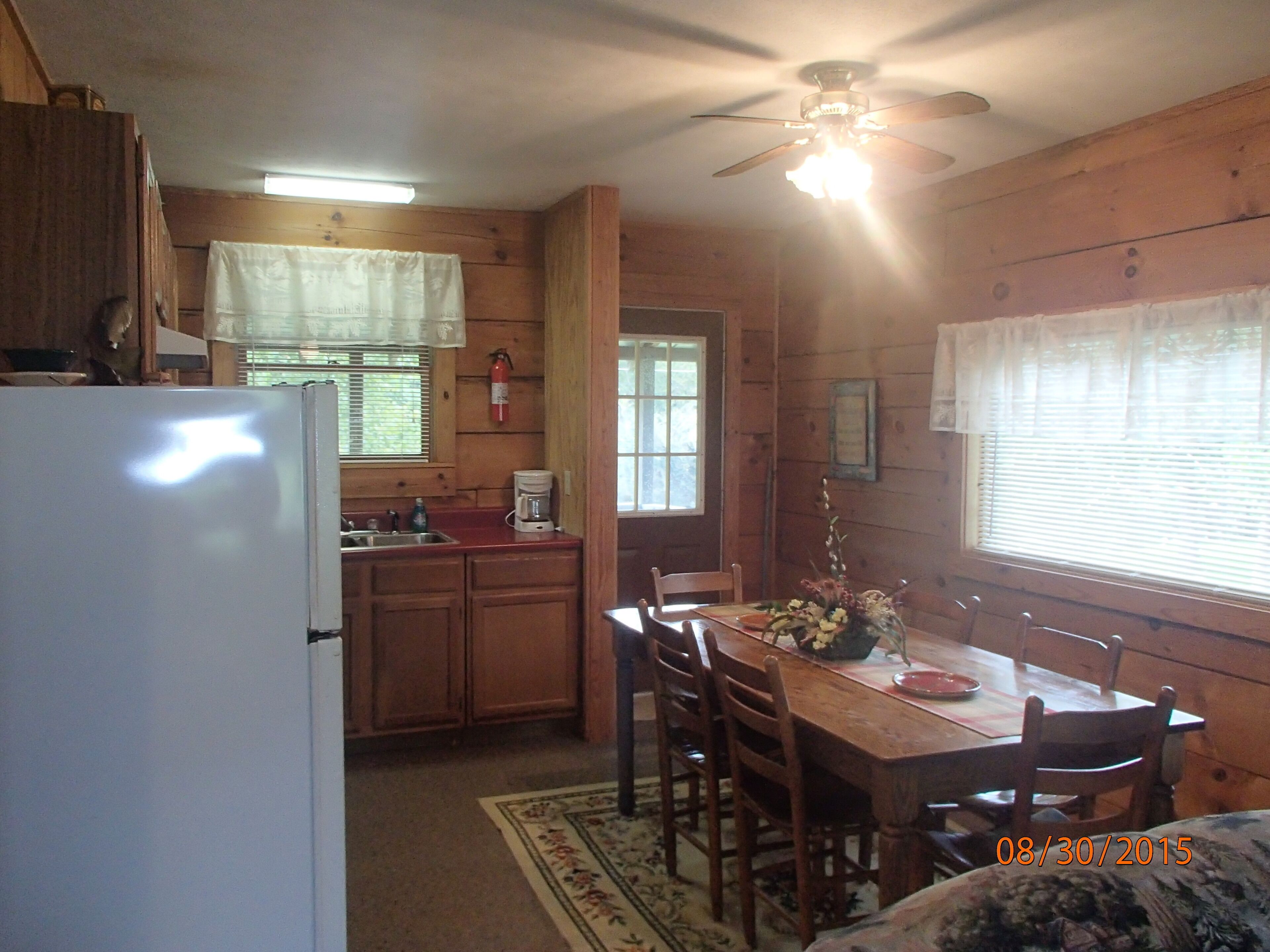 Riverfront Log Cabin 1 1/2 Mile From The Entrance Of The GSM National Park