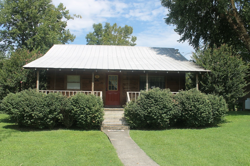 Riverfront Log Cabin 1 1/2 Mile From The Entrance Of The GSM National Park