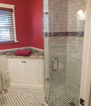 Shower, hair dryer, towels, soap - 1927 Restored Downtown Phx Historic Bungalow close to Medical & Sports. (Phoenix)