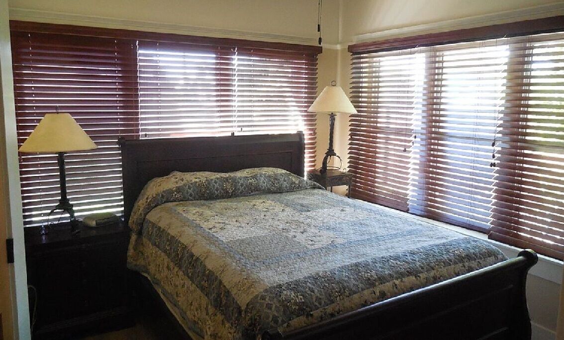 2 habitaciones, escritorio, tabla de planchar con plancha y wifi gratis 