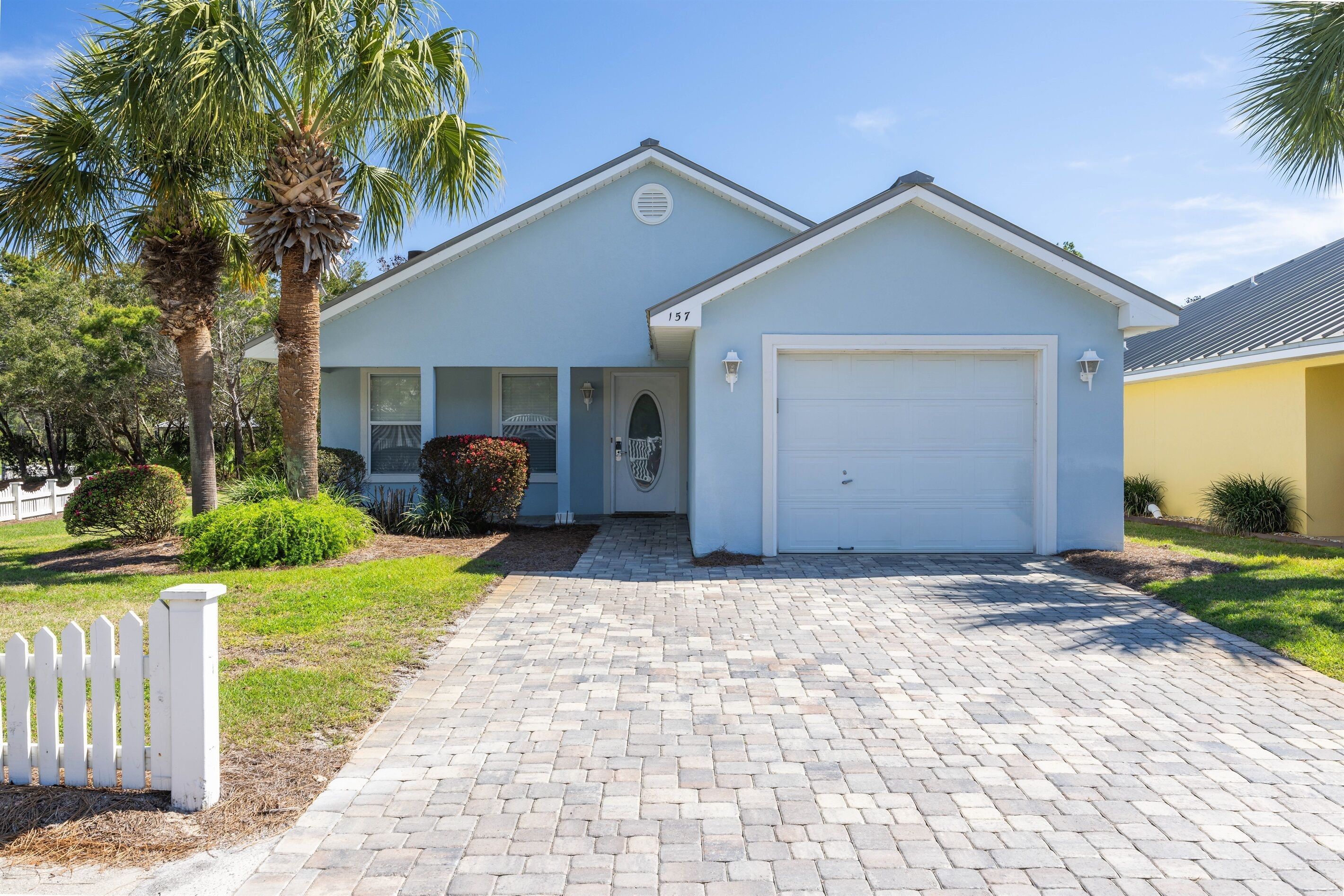 Charming Pet Friendly Cottage-Beach Service Included!