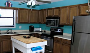 Geladeira, micro-ondas, fogão, cooktop