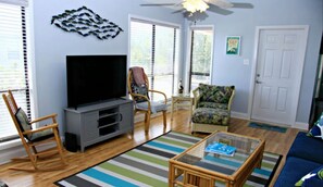 Smart TV, lettore DVD, libri