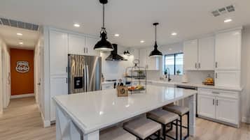 Microondas, horno, lavavajillas y cafetera y tetera