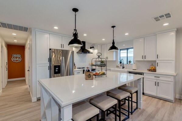 Microondas, horno, lavavajillas y cafetera y tetera