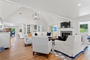 Smart TV, chimenea, libros y estéreo 